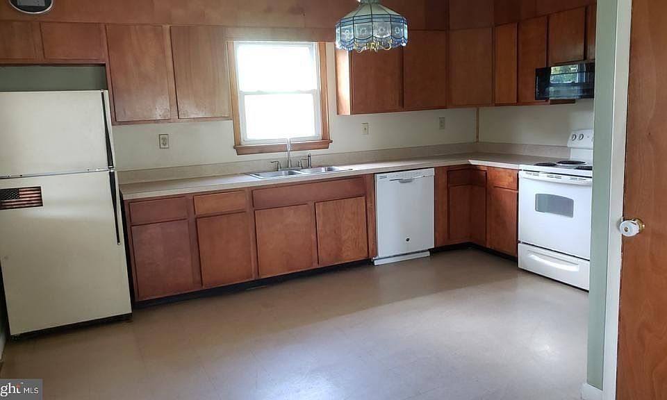 2nd image of 1138 Lincoln Way E