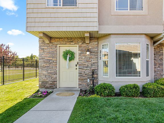 2nd image of 212 S Tamarak Cir