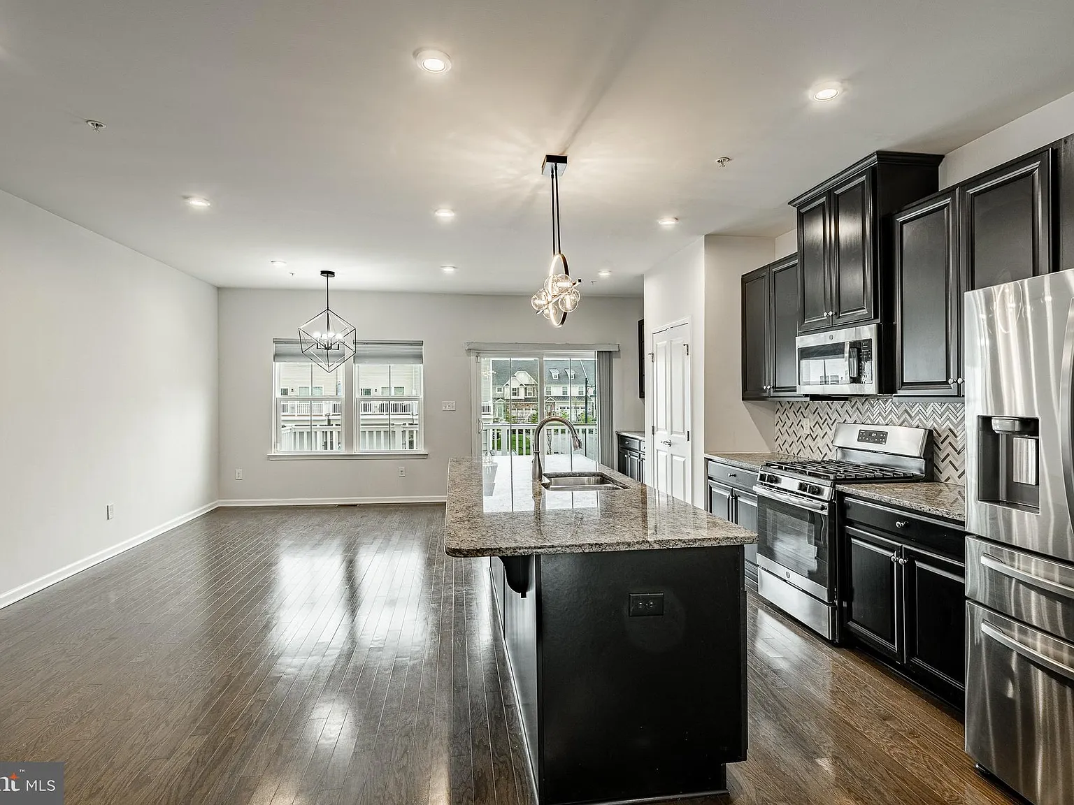 3 bed, 2.5 bath, 2020 sqft, $3,400 — Photo 3