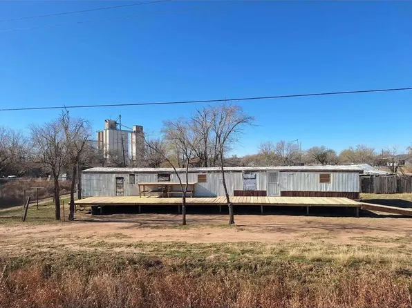 615 E 9th St, Hale Center, TX 79041