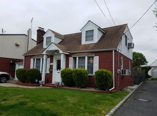 12 California St, Hicksville, NY 11801