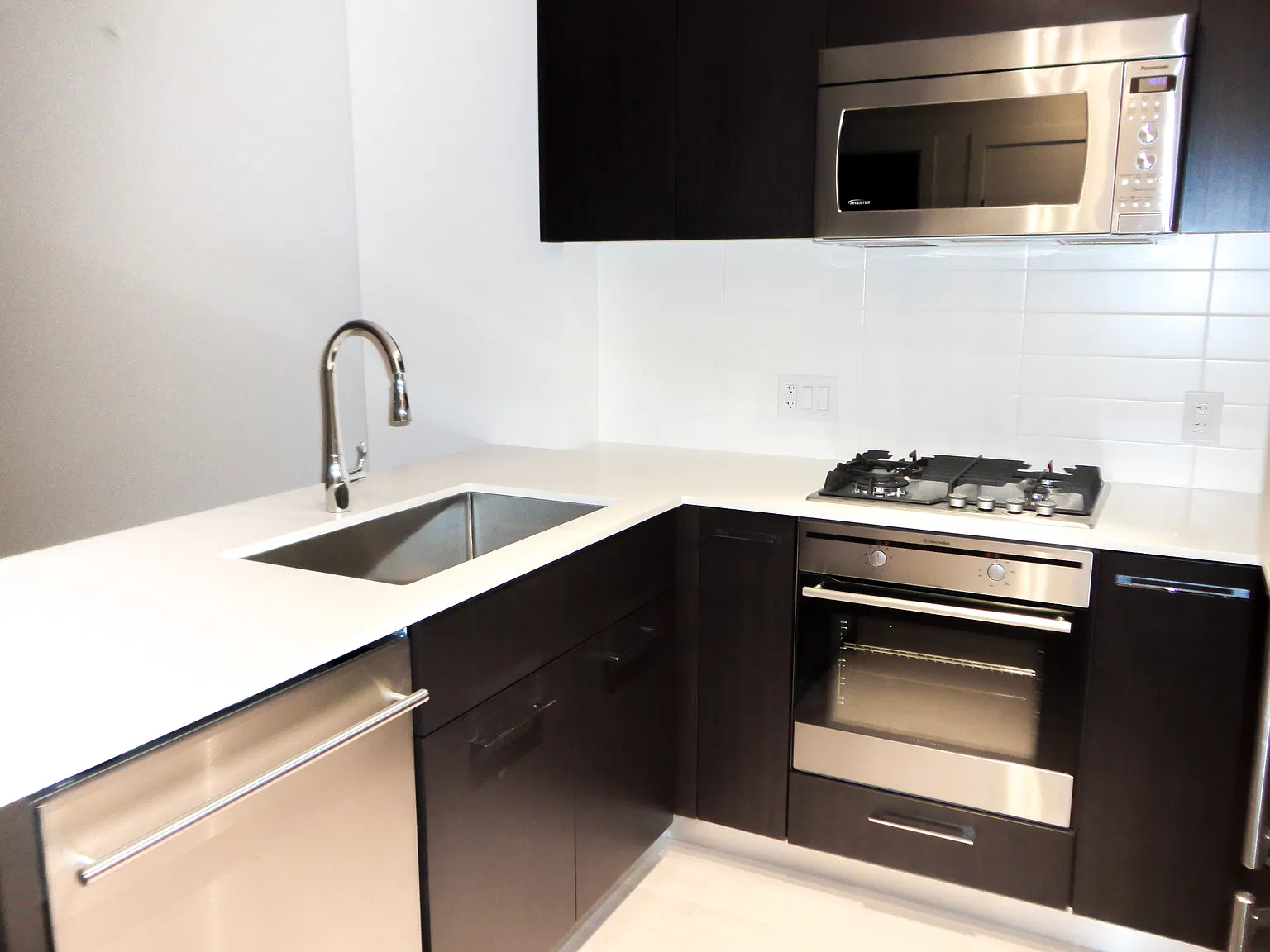 7988 Ackroyd Road Richmond — Photo 3