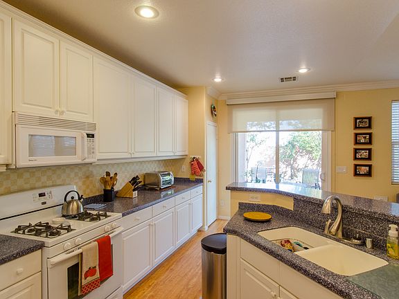 4th image of 556 Caribbean Palm Dr