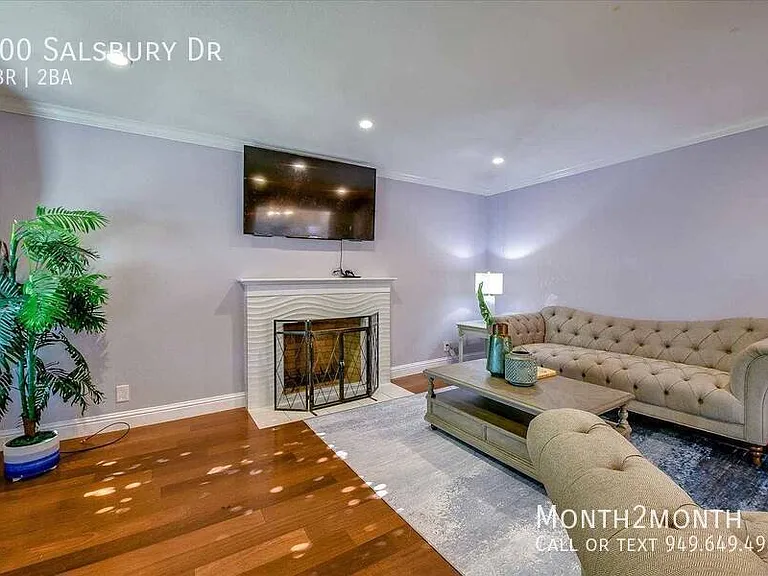 300 Salsbury Dr — Photo 2