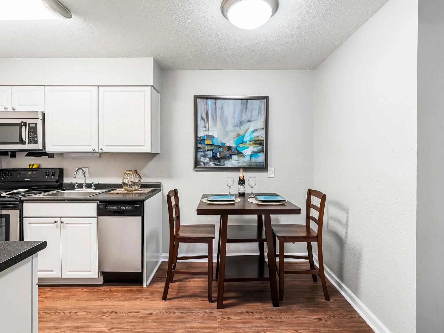 University Lake Apartments — Photo 4