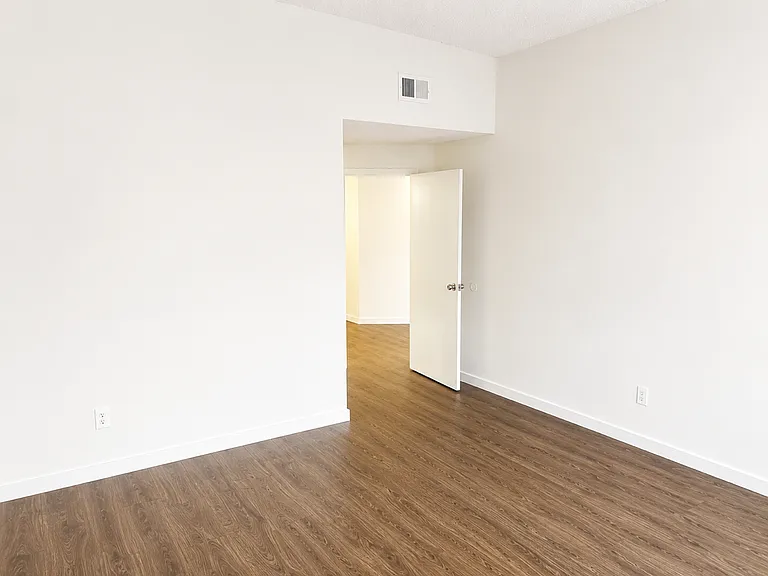 14805 Magnolia Blvd — Photo 20