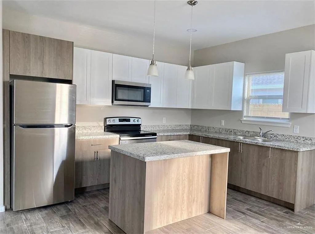2 bed, 2.0 bath, 928 sqft, $1,050 — Photo 3