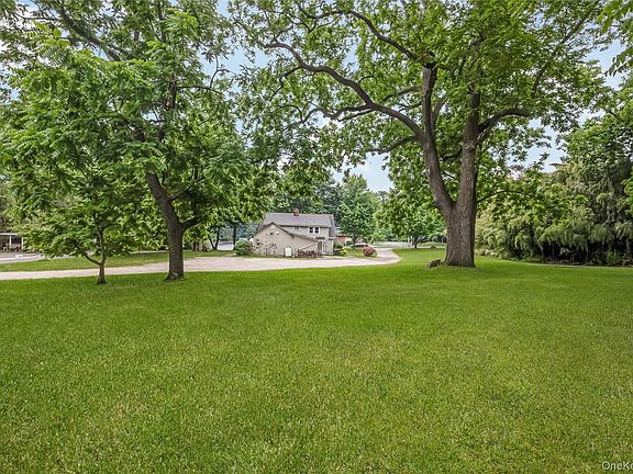 4th image of 645 Middle Country Road