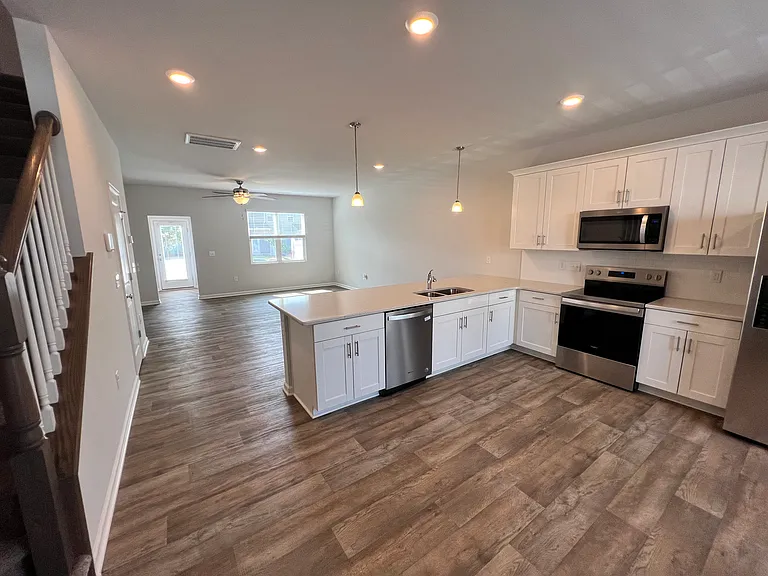 122 Enterprise Dr — Photo 1