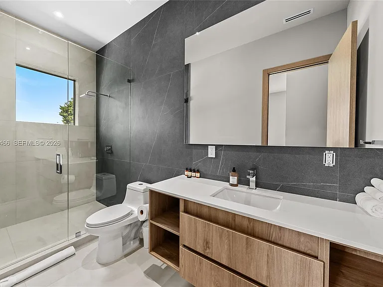 245 NE 116th St — Photo 31