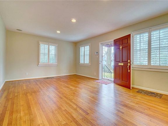 3rd image of 5428 Argall Cres
