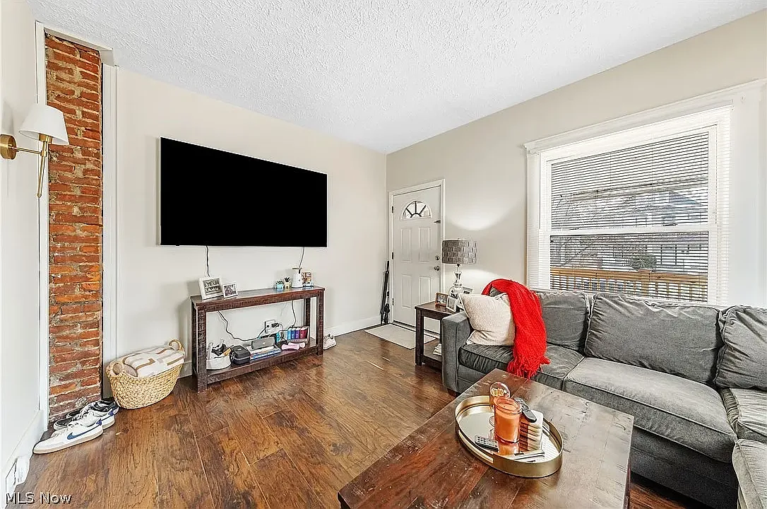 3 bed, 2395 sqft, $2,200 — Photo 4