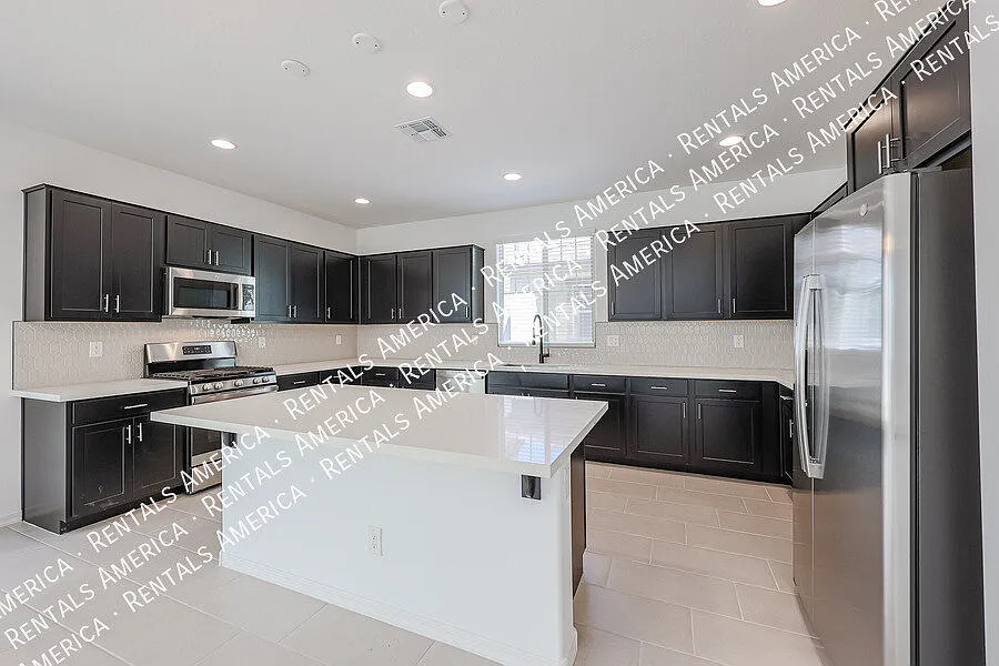 4 bed, 2.5 bath, 1961 sqft, $2,224 — Photo 3
