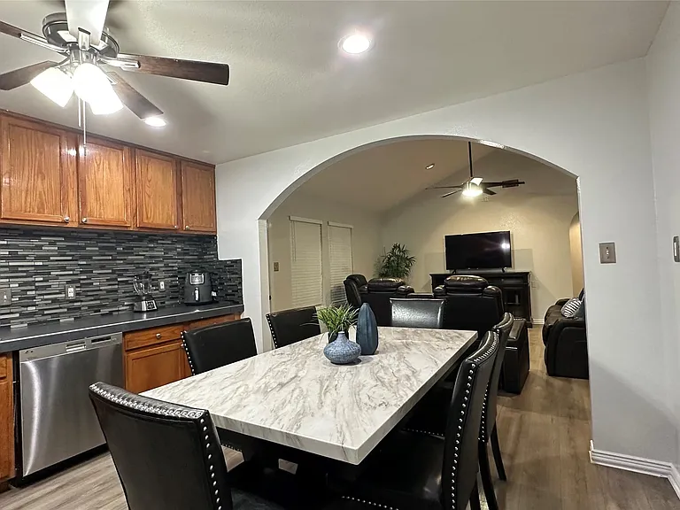 13731 Biggs St — Photo 8