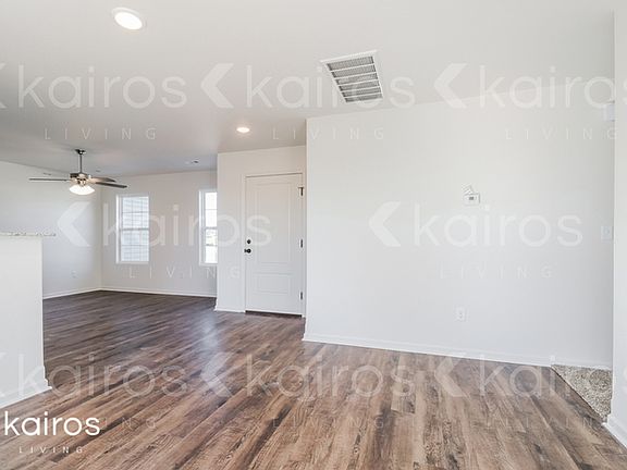 4th image of 202 Fieldstone Cir