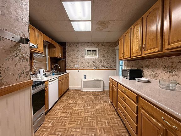 3rd image of 18 Pleasant St