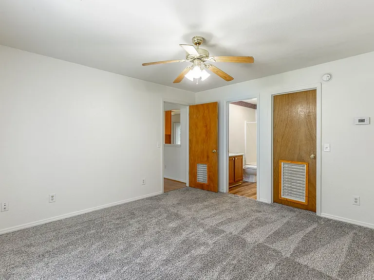 Eastwood Court Apartments — Photo 15