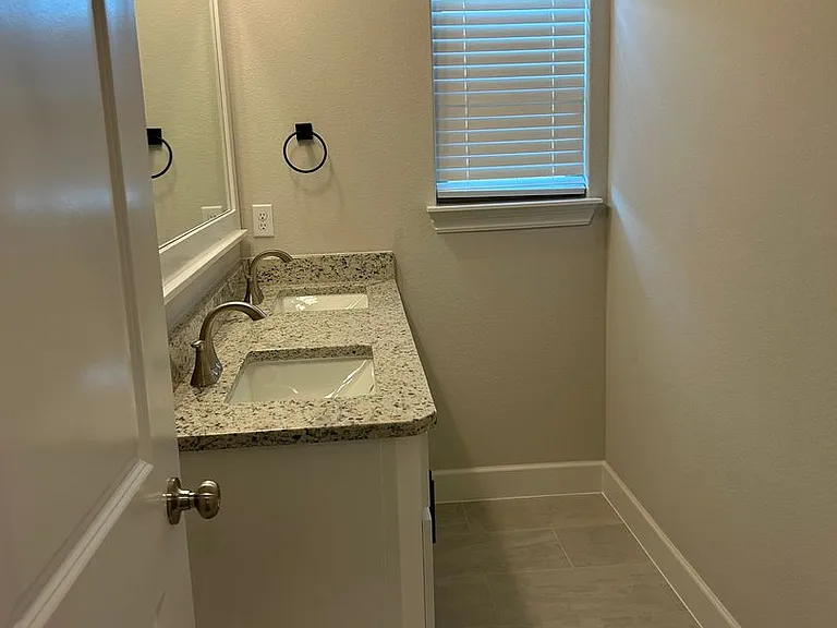 2413 Salmon St — Photo 15