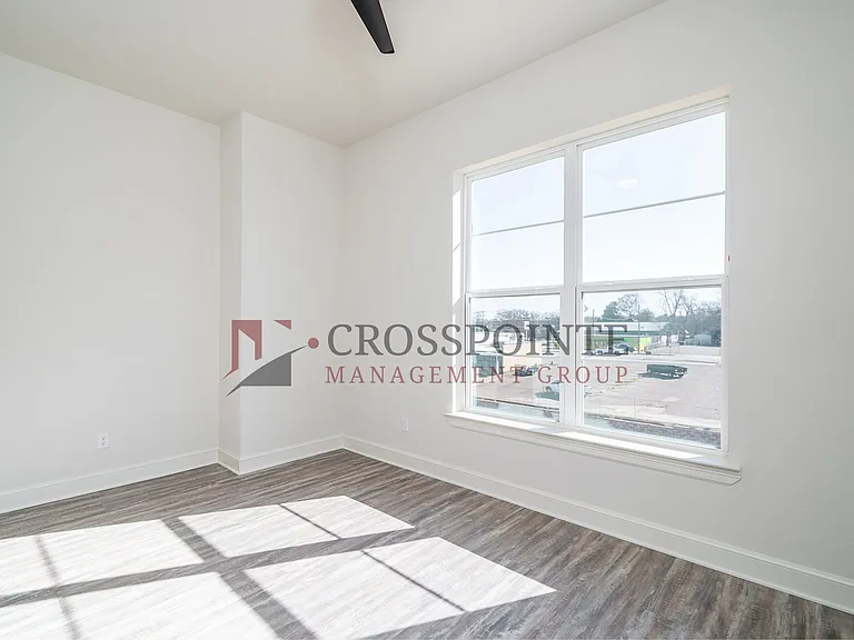 556 W Erwin — Photo 15