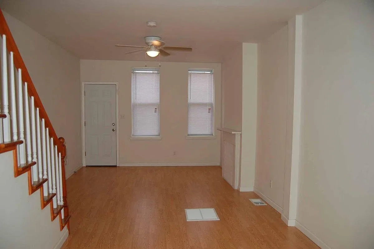 2 bed, 702 sqft, $1,300 — Photo 2