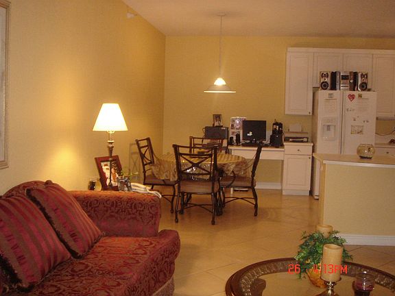 Family Rm-Breakfast nook