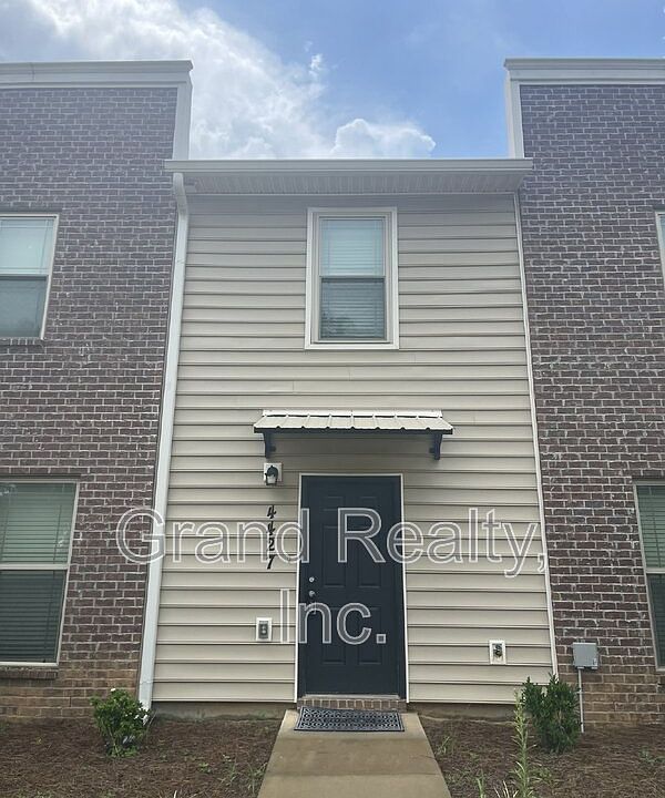 1st image of 4427 Village Oak Ln