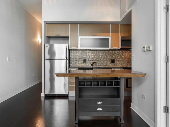 650 W Wayman St #706, Chicago, IL 60661