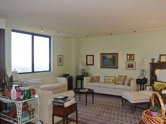 3rd image of 27110 Grand Central Pkwy APT 16V
