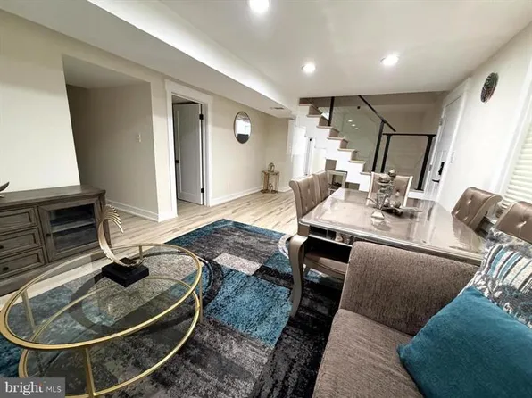 9721 Bellevue Dr, Bethesda, MD 20814