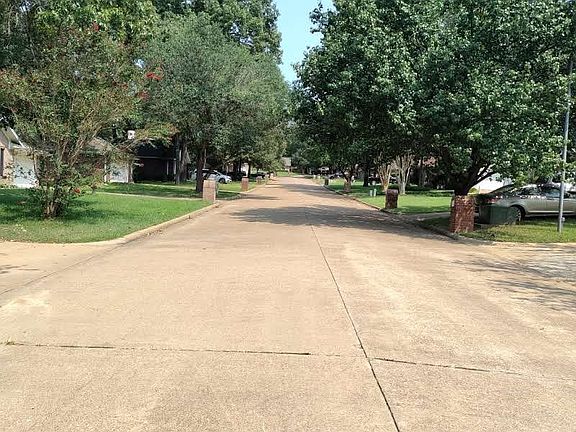 3rd image of 212 Shadow Wood Dr