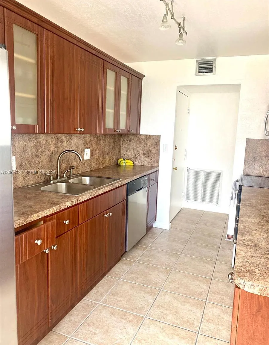 Wilshire Condo — Photo 4