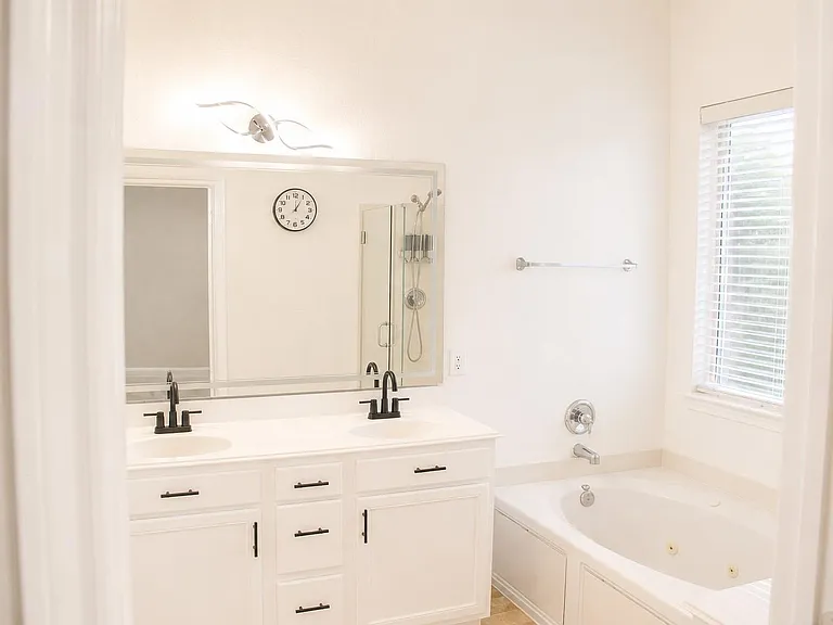 2814 Silver Bend Ln — Photo 18