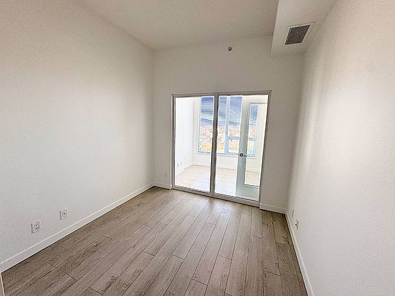 4th image of 97 W Georgia St #1807