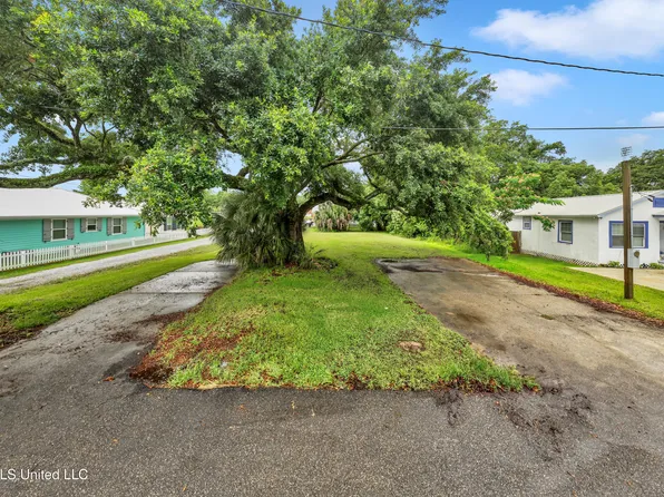 306 Union St, Bay Saint Louis, MS 39520