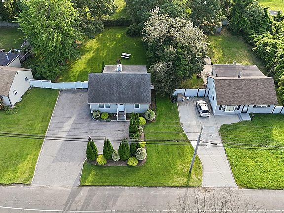 3rd image of 155 Mark Tree Rd