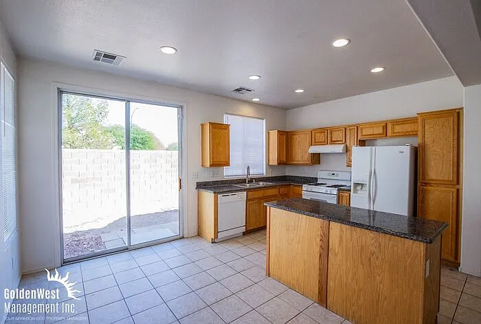 3 bed, 3.0 bath, 1650 sqft, $2,050 — Photo 3