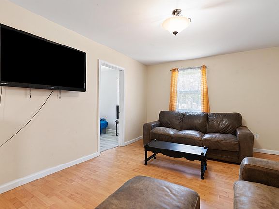 4th image of 2805 Fairoak Dr