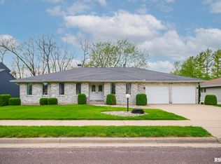 6305 N Suffolk Dr, Peoria, IL 61615