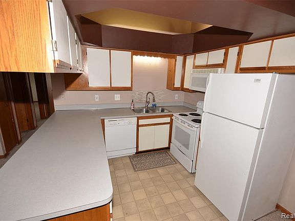 3rd image of 30558 Oakridge Manor Dr