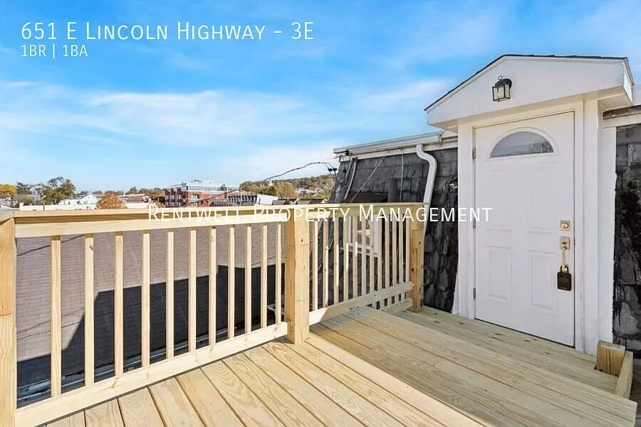 3rd Floor 1-Bedroom Apartment with private deck and Off Street Parking — Photo 2