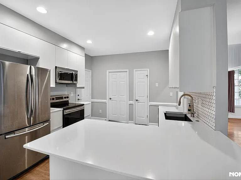 8006 Crenshaw Ln — Photo 9