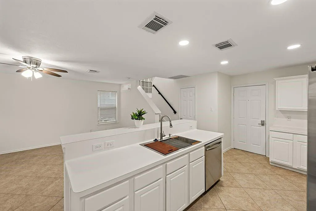 3 bed, 2.5 bath, 1818 sqft, $1,950 — Photo 4
