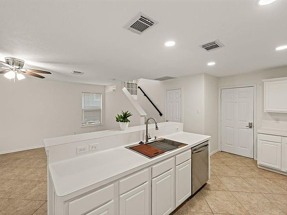 4th image of 222 Blushwood Pl