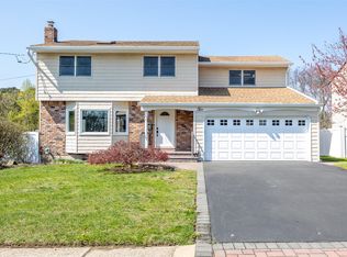 2 Joyce Ct, North Babylon, NY 11703