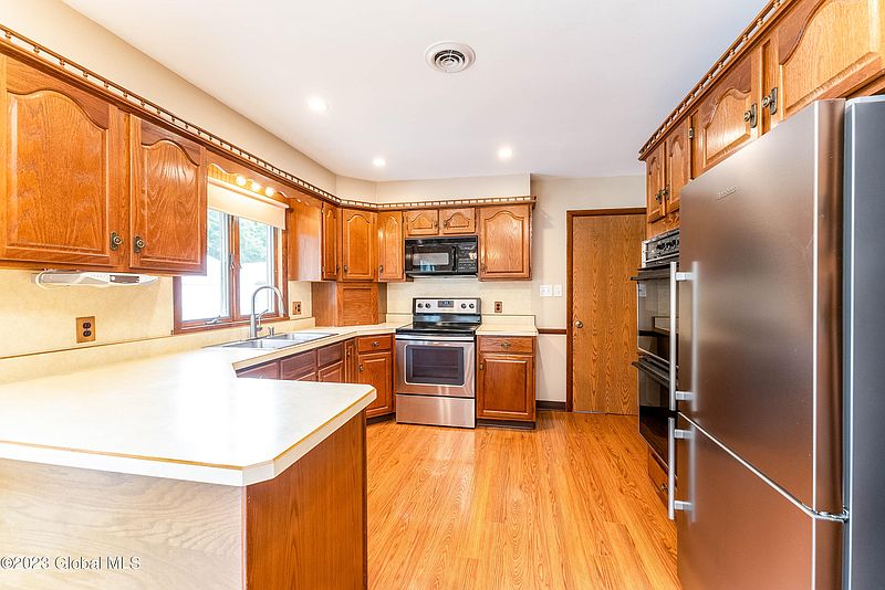 5th image of 21 Louis Drive