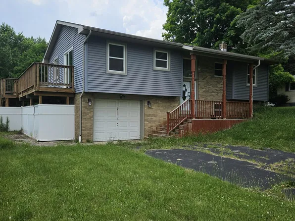 1077 Gidner Rd, Charlotte, MI 48813