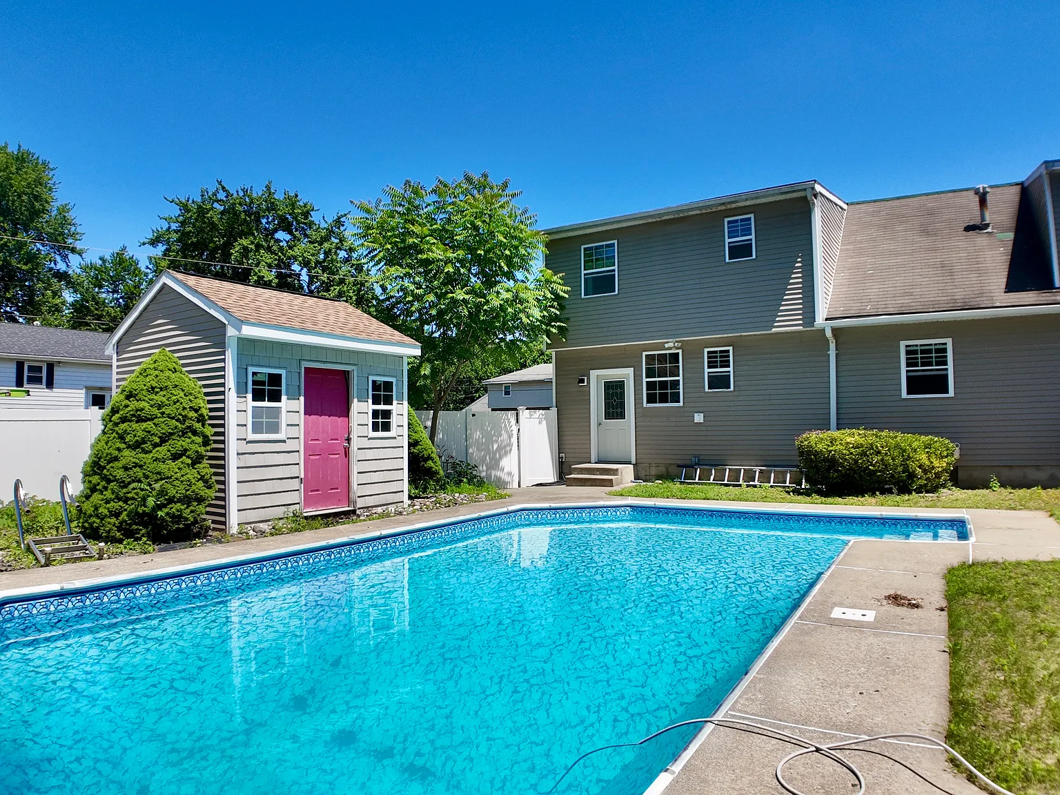 4 bed, 2500 sqft, $3,700 — Photo 4