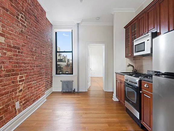2nd image of 409 E 6th St APT 5C