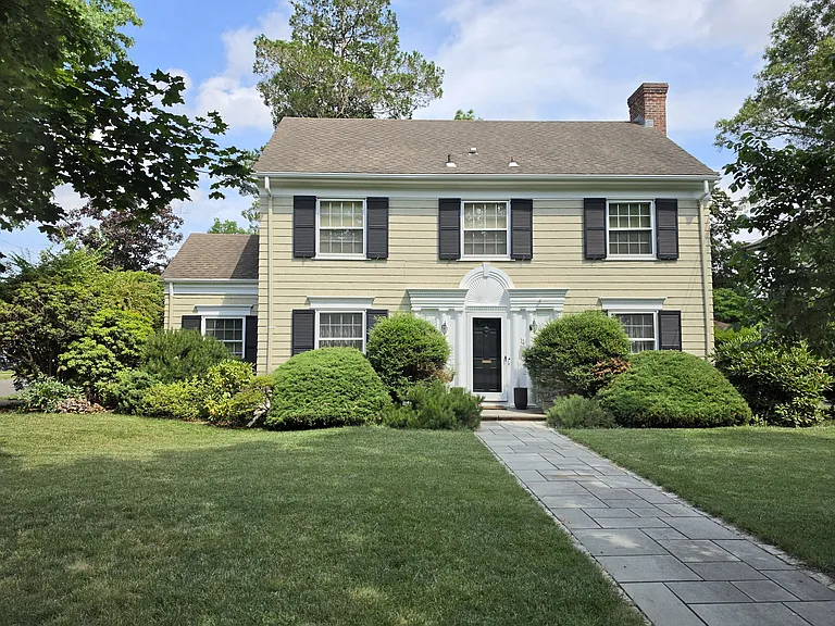 11 Alden Ave — Photo 1