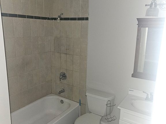2nd image of 343 W Hawthorne Cir APT 6